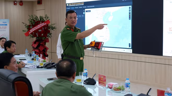 Đại tá Phạm Trung Hiếu, Trưởng Phòng Cảnh sát PCCC và CNCH Công an TP Hà Nội hướng dẫn các tính năng hiện đại thiết bị truyền tin báo cháy.