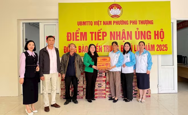 Đại diện Ủy ban MTTQ phường Phú Thượng tiếp nhận ủng hộ gửi tới đồng bào vùng tâm lũ