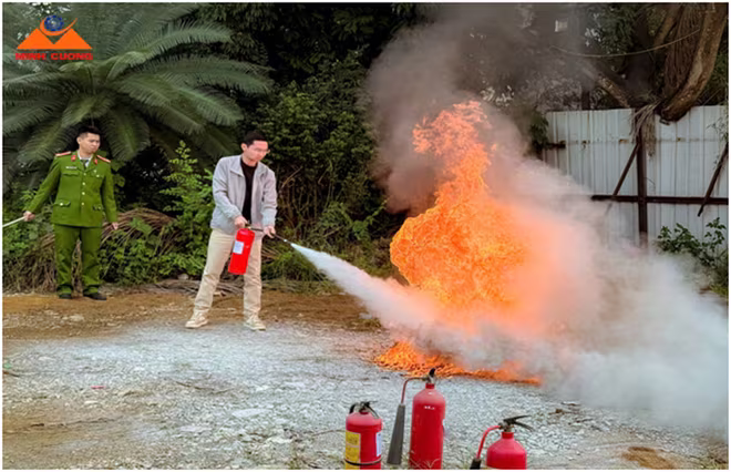 Hướng dẫn sử dụng bình chữa cháy để dập tắt đám cháy giả định