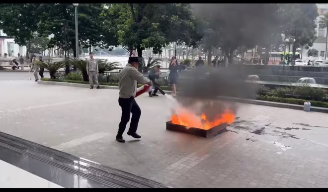 Lực lượng PCCC và CNCH cơ sở thực hành các phương tiện chữa cháy tại chỗ