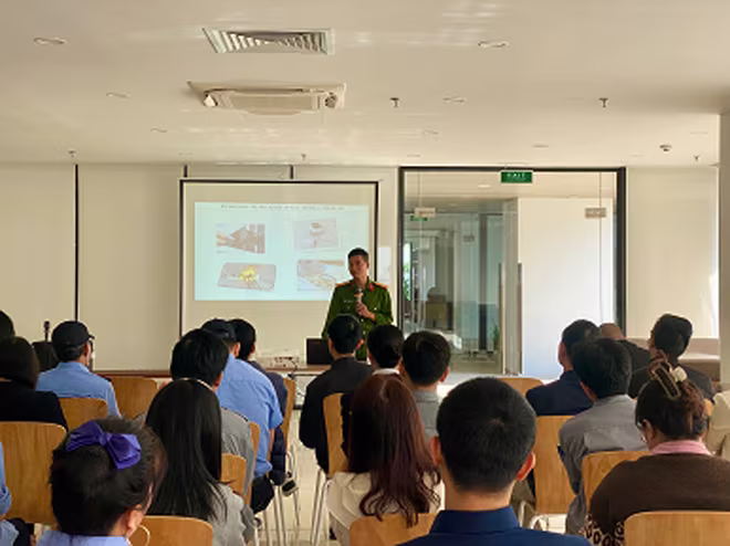 Báo cáo viên cập nhật các văn bản quy phạm pháp luật PCCC đang hiện hành, tình hình cháy, nổ