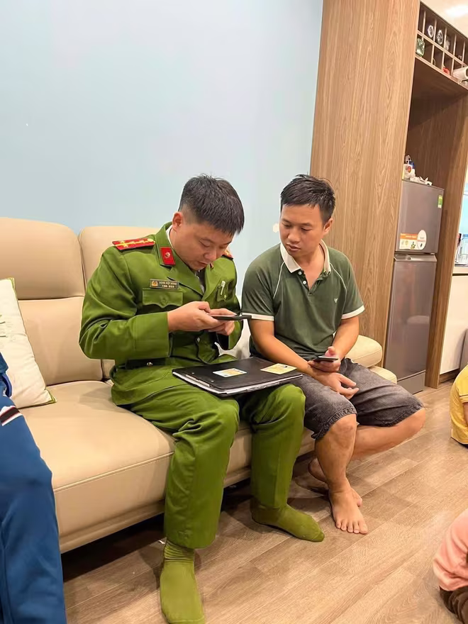 Công an xã Thanh Trì đến tận nhà hỗ trợ người dân cập nhật dữ liệu GPLX