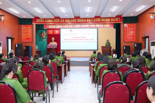 Chi hội phụ nữ Công an phường Tây Hồ tổ chức chương trình truyền thông bình đẳng giới năm 2025 với chủ đề &quot;An toàn cho phụ nữ và trẻ em gái trong kỷ nguyên số&quot;