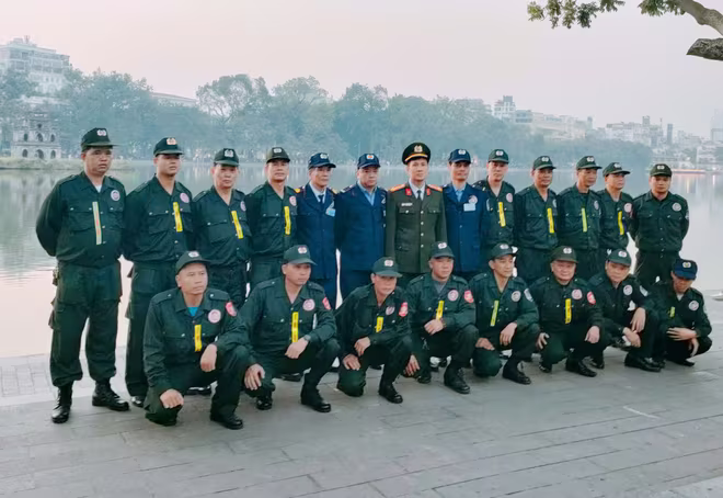 Lực lượng đảm bảo ANTT - Công ty TNHH dịch vụ bảo vệ 19-8 được giao nhiệm vụ duy trì, bảo vệ cảnh quan, ANTT khu vực hồ Hoàn Kiếm từ ngày 1-12-2025