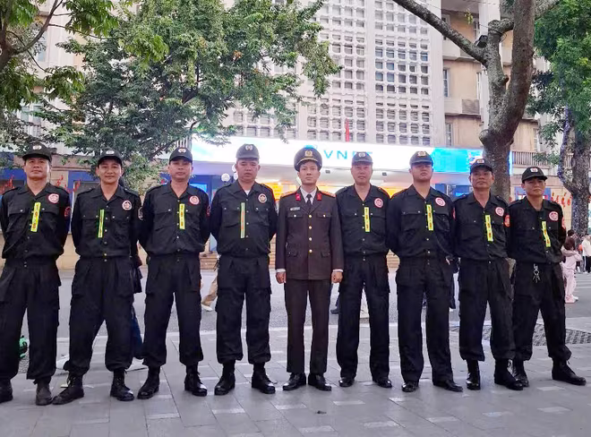 Tổ đảm bảo an ninh trật tự làm nhiệm vụ tại khu vực hồ Hoàn Kiếm