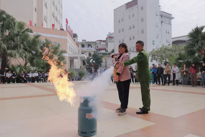 Hướng dẫn sử dụng phương tiện chữa cháy ban đầu cho cán bộ, nhân viên Học viện