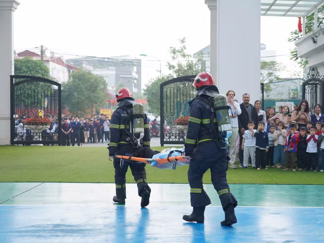 Trang bị kỹ năng chữa cháy, thoát nạn cho giáo viên và học sinh 3 cấp thuộc trường Archimedes ảnh 4