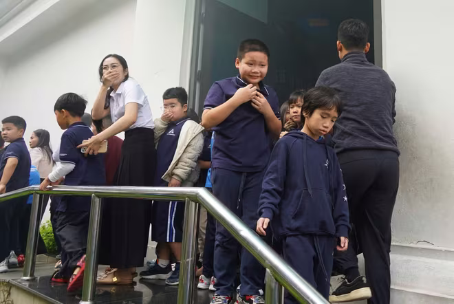 Thầy và trò tham gia trải nghiệm thoát nạn trong môi trường khói khí phức tạp