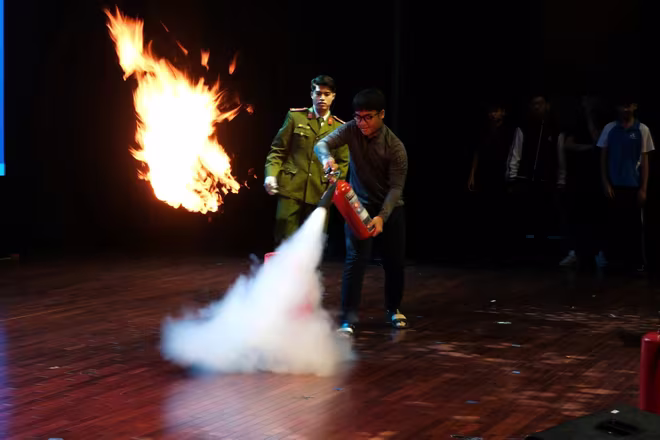 Cán bộ Đội Chữa cháy và CNCH khu vực số 20 truyền đạt kiến thức hướng dẫn các kiến thức, kỹ năng PCCC và CNCH