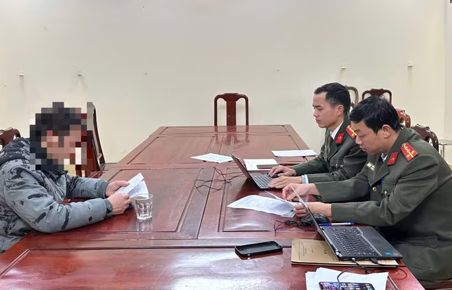 Công an làm việc với trường hợp vi phạm
