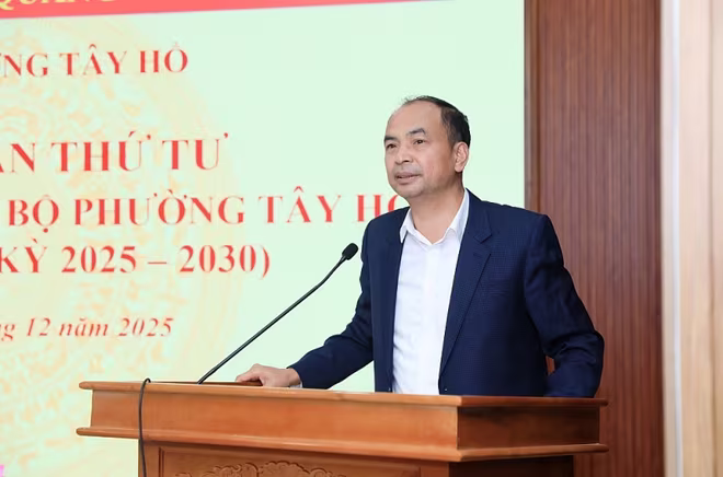 Đồng chí Nguyễn Đình Khuyến, Bí thư Đảng uỷ, Chủ tịch HĐND phường Tây Hồ phát biểu khai mạc hội nghị