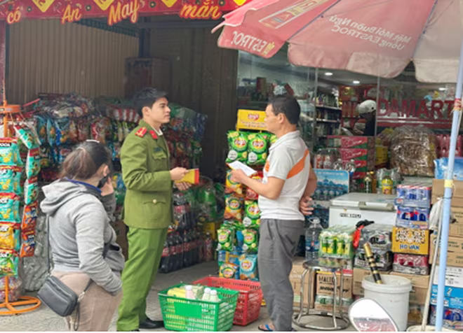 Cán bộ Đội chữa cháy và cứu nạn, cứu hộ khu vực số 20 tuyên truyền, nhắc nhở, hướng dẫn và giải đáp thắc mắc của tiểu thương, hộ kinh doanh về công tác đảm bảo an toàn PCCC