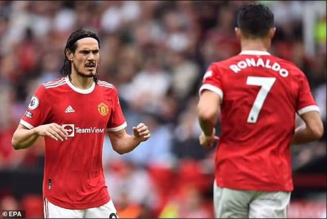 Cavani phải mài đũng quần trên băng ghế dự bị vì sự trở lại của Ronaldo Cavani phải mài đũng quần trên băng ghế dự bị vì sự trở lại của Ronaldo