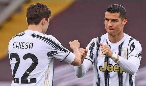 Ronaldo thúc giục M.U chi tiền để đưa Chiesa về Old Trafford