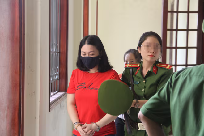 Bị cáo Phan Thị Thu Hương (áo đỏ) ảnh: HH Bị cáo Phan Thị Thu Hương (áo đỏ) ảnh: HH