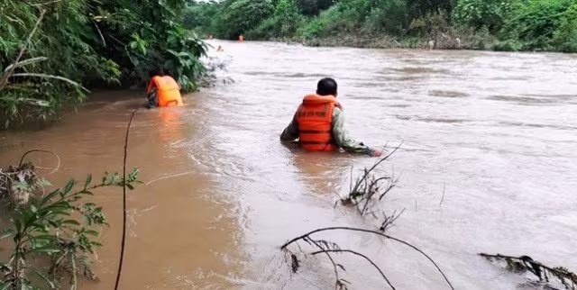 Do nước lũ dâng cao nên hiện vẫn chưa tìm được ông S. Do nước lũ dâng cao nên hiện vẫn chưa tìm được ông S.