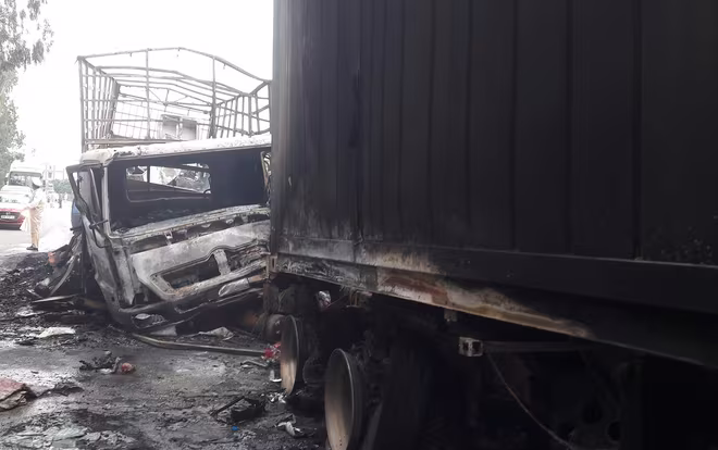 Hỏa hoạn khiến hai chiếc xe cháy rụi Hỏa hoạn khiến hai chiếc xe cháy rụi