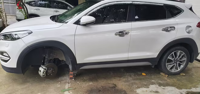 Một chiếc ô tô bị tháo trộm bánh xe Một chiếc ô tô bị tháo trộm bánh xe