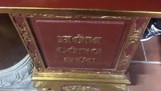 Hòm công đức bị nhóm thiếu niên phá hỏng, lấy tiền đi chơi game Hòm công đức bị nhóm thiếu niên phá hỏng, lấy tiền đi chơi game