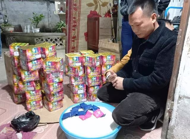 Số ma túy và pháo mà cơ quan chức năng thu giữ. (ảnh: A. Bách)