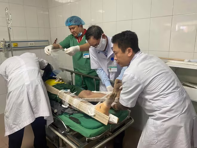 Nạn nhân bị thương đang được cấp cứu, điều trị ở bệnh viện Nạn nhân bị thương đang được cấp cứu, điều trị ở bệnh viện