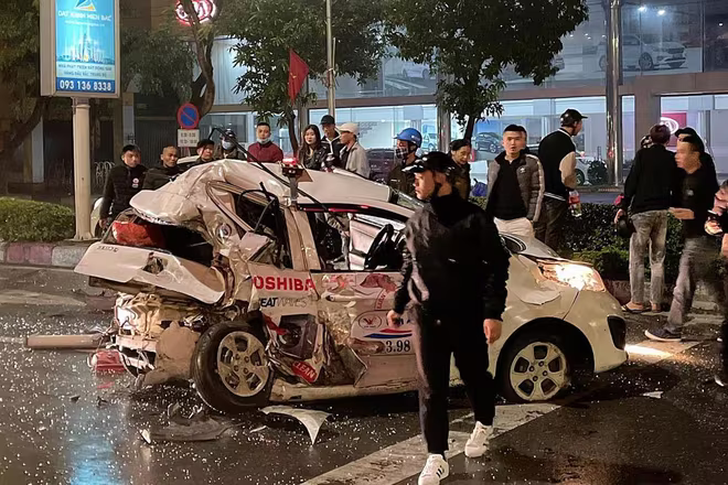 Chiếc xe taxi biến dạng sau cú va chạm Chiếc xe taxi biến dạng sau cú va chạm