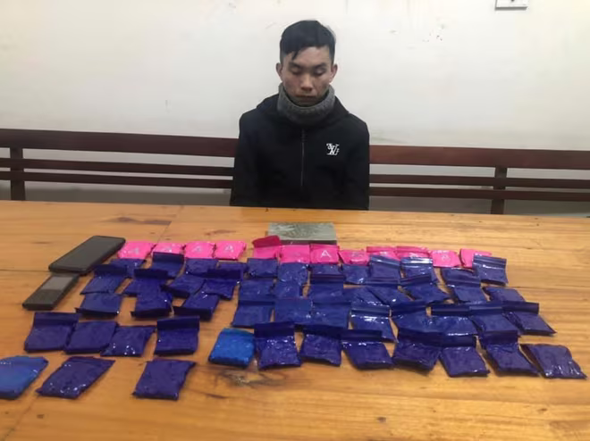 Cường cùng tang vật tại cơ quan công an Cường cùng tang vật tại cơ quan công an