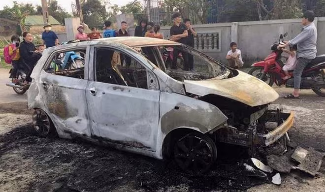 Chiếc xe chỉ còn trơ khung sắt sau khi bị cháy