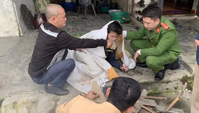 Ủ ấm nạn nhân sau khi được cứu lên bờ an toàn Ủ ấm nạn nhân sau khi được cứu lên bờ an toàn