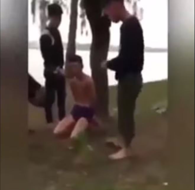 Hình ảnh nam thanh niên bị trói và đánh đập (ảnh cắt từ clip) Hình ảnh nam thanh niên bị trói và đánh đập (ảnh cắt từ clip)