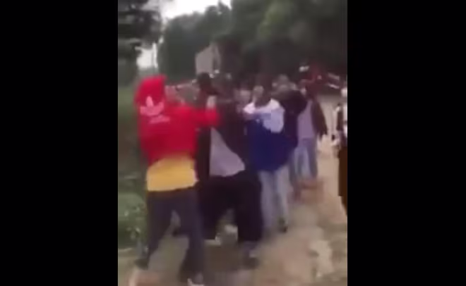 Nhóm nữ sinh đánh hội đồng P.A để dằn mặt (ảnh cắt từ clip) Nhóm nữ sinh đánh hội đồng P.A để dằn mặt (ảnh cắt từ clip)