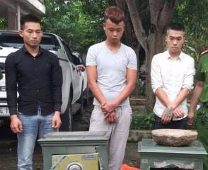 Ngọc, Dũng, Quân cùng tang vật tại cơ quan công an Ngọc, Dũng, Quân cùng tang vật tại cơ quan công an