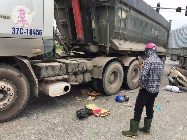 Hiện trường nơi xảy ra vụ tai nạn khiến 2 người tử vong, 1 người bị thương Hiện trường nơi xảy ra vụ tai nạn khiến 2 người tử vong, 1 người bị thương