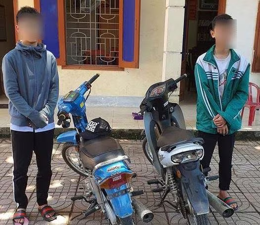 A. và L. cùng phương tiện tại cơ quan công an (ảnh: A.B) A. và L. cùng phương tiện tại cơ quan công an (ảnh: A.B)