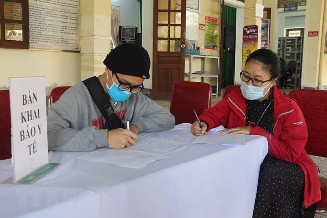 Công dân từ vùng khác trở về đều phải khai báo y tế đầy đủ Công dân từ vùng khác trở về đều phải khai báo y tế đầy đủ