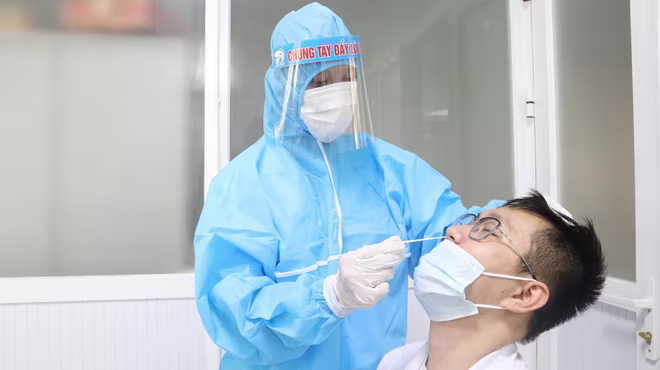 Ngay khi phát hiện ca nhiễm Covid-19 mới, có quan chức năng đã khioanh vùng lấy mẫu xét nghiệm của người dân