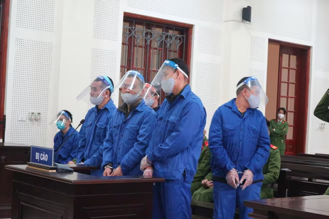 Ông trùm đường dây ma túy cùng 4 đàn em trong phiên xét xử Ông trùm đường dây ma túy cùng 4 đàn em trong phiên xét xử