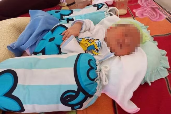 Bé gái sơ sinh 3 ngày tuổi bị bỏ rơi trước cổng đền Bé gái sơ sinh 3 ngày tuổi bị bỏ rơi trước cổng đền