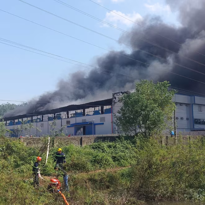 Khói đen bốc lên cuồn cuộn Khói đen bốc lên cuồn cuộn