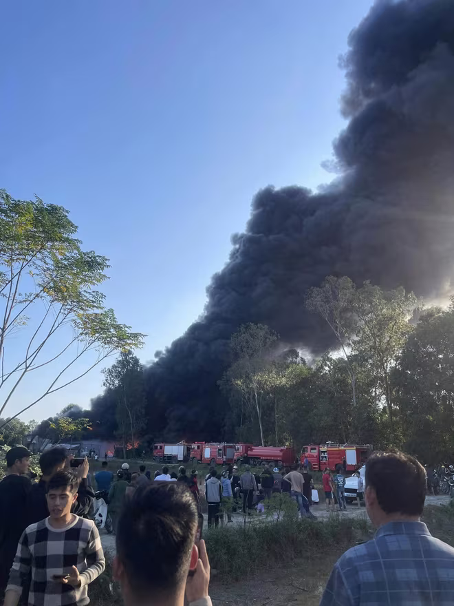 Vụ hỏa hoạn xảy ra tại kho chứa phế liệu đóng trên địa bàn xã Nghi Phong, TP. Vinh Vụ hỏa hoạn xảy ra tại kho chứa phế liệu đóng trên địa bàn xã Nghi Phong, TP. Vinh