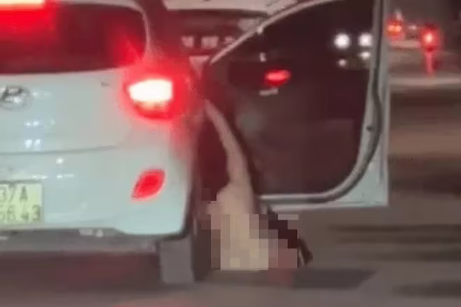 Hình ảnh cô gái rơi xuống đường khi cánh cửa xe bật mở (ảnh cắt từ clip)