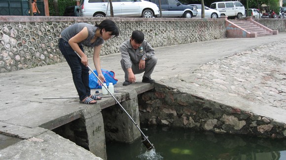 Sự cố tràn dầu Diezel vào hồ Giảng Võ ảnh 2 Sự cố tràn dầu Diezel vào hồ Giảng Võ ảnh 2