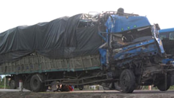 Xe container bị xe tải đâm, lái xe thiệt mạng ảnh 1 Xe container bị xe tải đâm, lái xe thiệt mạng ảnh 1