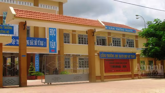 Nam sinh lớp 9 tự chế bom xăng trả thù bạn ảnh 1 Nam sinh lớp 9 tự chế bom xăng trả thù bạn ảnh 1