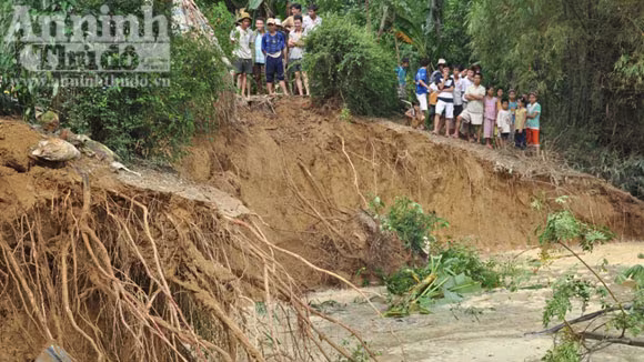 Dân “bơ phờ” di tản vì sạt lở đất ảnh 1