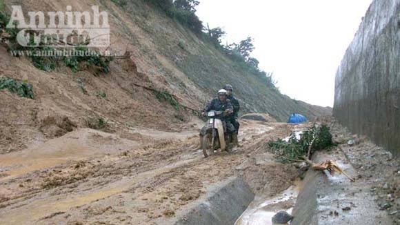 Mưa lớn gây sạt lở nghiêm trọng ở Quảng Ngãi ảnh 1 Mưa lớn gây sạt lở nghiêm trọng ở Quảng Ngãi ảnh 1