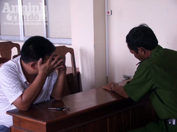 Nhà báo bị tấn công, “giam” trong xưởng vịt ảnh 1 Nhà báo bị tấn công, “giam” trong xưởng vịt ảnh 1