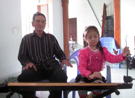 Ngẩn ngơ tiếng đàn bầu của “nghệ nhân” 6 tuổi ảnh 1 Ngẩn ngơ tiếng đàn bầu của “nghệ nhân” 6 tuổi ảnh 1