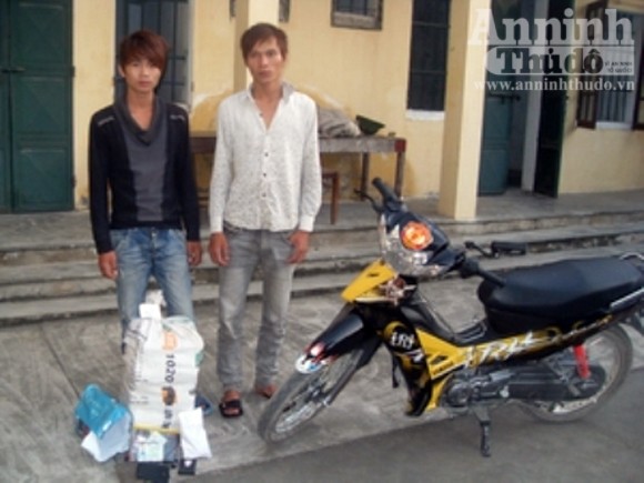 Công nhân mỏ đá “chôm” thuốc nổ đi bán ảnh 1 Công nhân mỏ đá “chôm” thuốc nổ đi bán ảnh 1