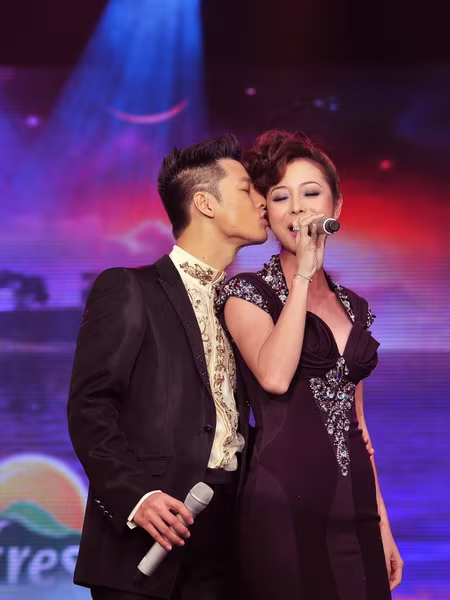 Jennifer Phạm đắm mình trong "Cơn mưa tình yêu" cùng Đức Tuấn ảnh 1 Jennifer Phạm đắm mình trong "Cơn mưa tình yêu" cùng Đức Tuấn ảnh 1